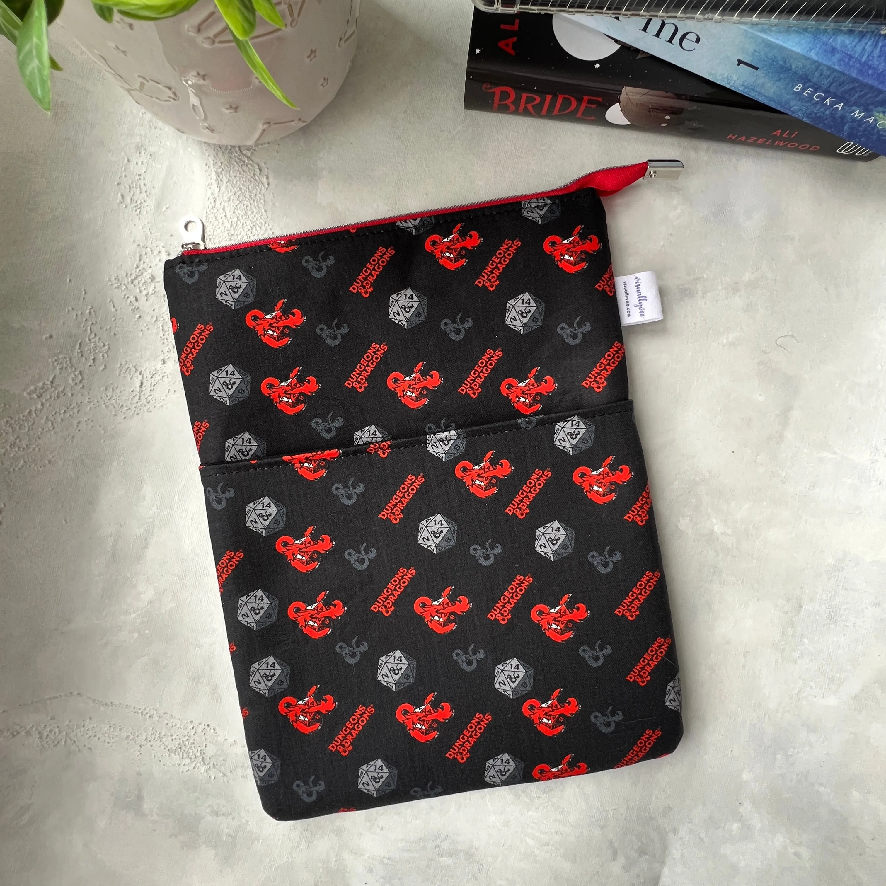 Dungeons & Dragons -  Zippered Book Sleeve